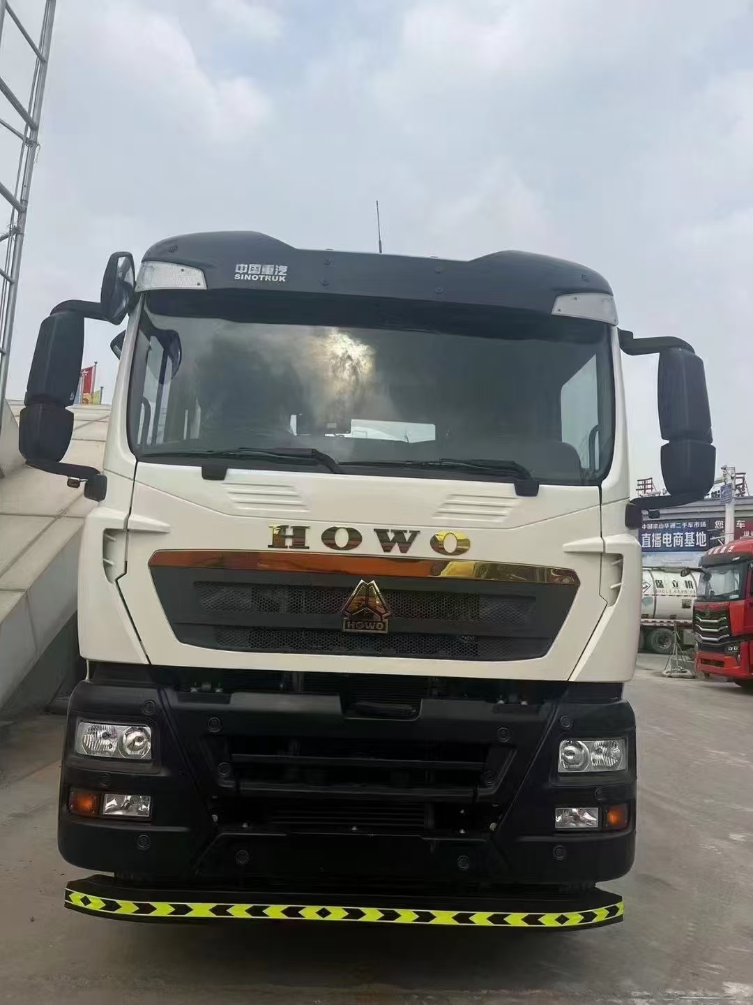 Howo tx; șasiu de camion mixer de bază; axa față până la puntea mijlocie 4,9 m, cadru 6,6 m, axa mijlocie până la puntea spate 1,35m, axa mijlocie până la spate 2,7 m