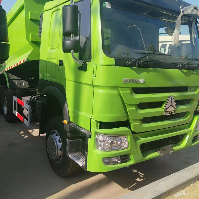 Camionul de gunoi pentru dreapta la dreapta