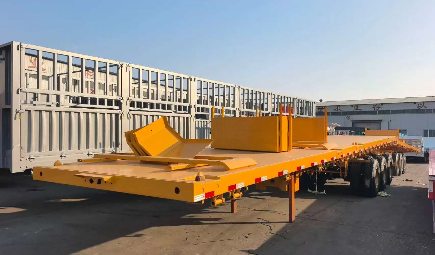 Semiremorcă cu platformă joasă cu 3 axe folosită pentru planul de transport al navelor Roro